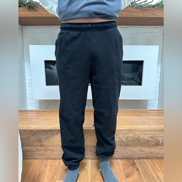 Aritzia black jogger mega fleece sweatpants - Picture 1 of 5